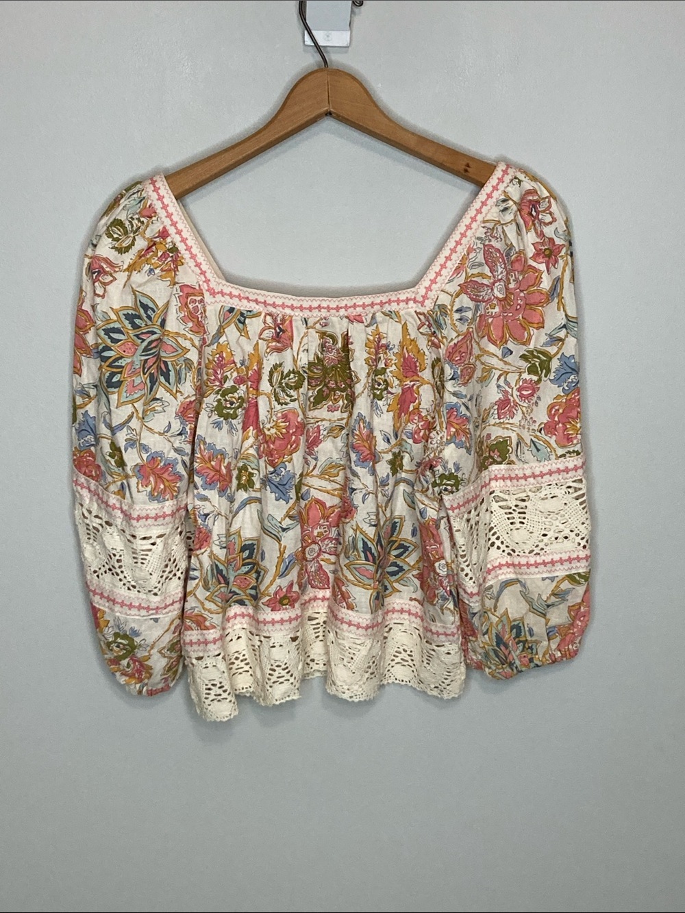 Christian Siriano NY Boho Floral Crochet Trim Square Neck Top Cream/Pink Small - Picture 10 of 10